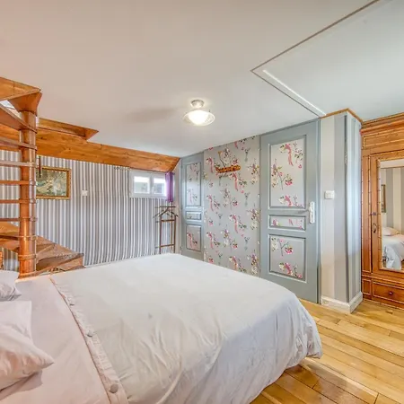 Apartment 1900