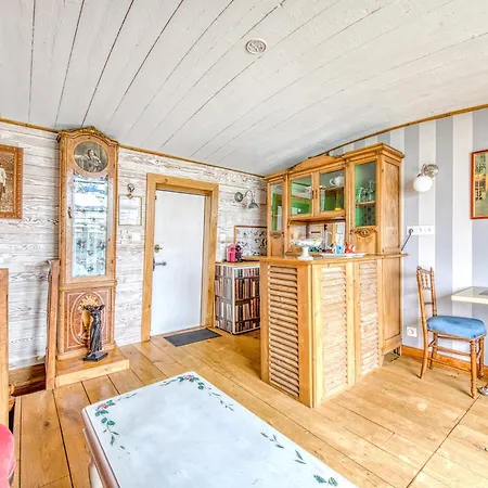 1900 Apartment *
